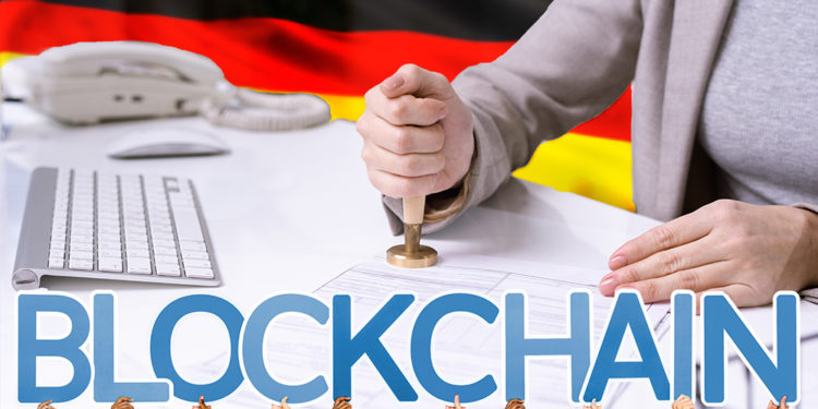 Mujer colocando sello en documento financiero con bandera de Alemania en el fondo y blockchain superpuesto. Composición por CriptoNoticias. martinholv / elements.envato.com; Pressmaster / elements.envato.com; rawpixel.com / freepik.com