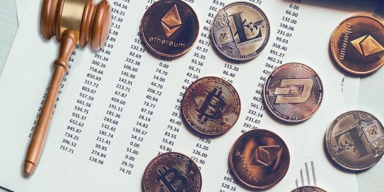 Mazo de jurado junto a criptomonedas sobre docuemntos. Composición por CriptoNoticias. stevanovicigor / elements.envato.com; Alex_star / elements.envato.com