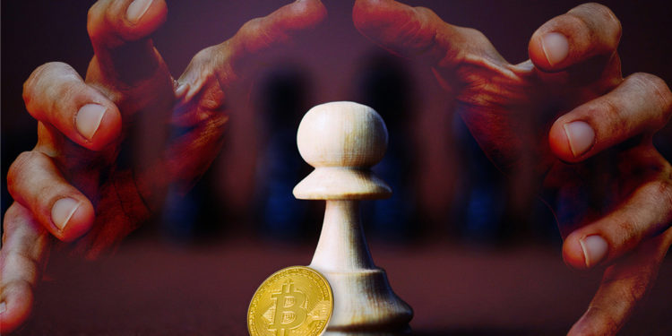 Moneda de Bitcoin junto a peon sobre tablero de ajedrez con manos acechando en el fondo. Composición por CriptoNoticias. skdei / piqsels.com; truthseeker08 / pixabay.com; gargantiopa / elements.envato.com.