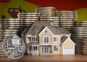 Moneda digital junto a modelo de casa con monedas apiladas y bandera de España en el fondo. Composición por CriptoNoticias. johan10 / elements.envato.com; maxxyustas / elements.envato.com; twenty20photos / elements.envato.com