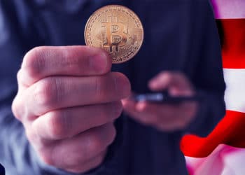 Hombre sosteniendo moneda de Bitcoin con bandera de Estados Unidos en el fondo. stevanovicigor / elements.envato.com; stevanovicigor / elements.envato.com