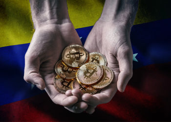 Manos sosteniendo monedas de Bitcoin con bandera de Venezuela en el fondo. Composición por CriptoNoticias. wirestock / freepik.com; grafvision / elements.envato.com