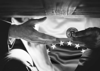 Personas se pasan moneda de bitcon bajo la mesa con bandera de Venezuela en el fondo. Composición por CriptoNoticias. johan10 / elements.envato.com; slon.pics / freepik.com; Rawpixel /  elements.envato.com