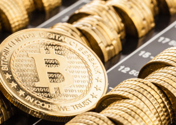 Moneda de Bitcoin sobre líneas de monedas alineadas. Fuente: DarioLoPresti / elements.envato.com