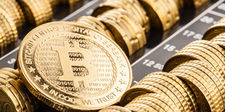 Moneda de Bitcoin sobre líneas de monedas alineadas. Fuente: DarioLoPresti / elements.envato.com