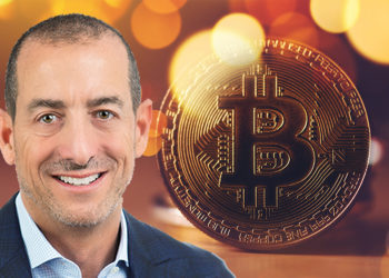 Brett Messing junto a moneda de Bitcoin. Composición por CriptoNoticias. Skybridge / skybridge.com; stevanovicigor / elements.envato.com.