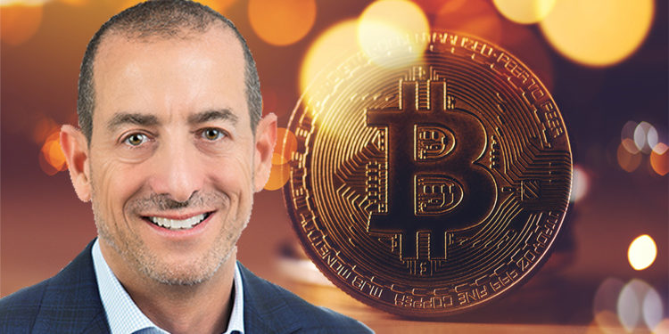 Brett Messing junto a moneda de Bitcoin. Composición por CriptoNoticias. Skybridge / skybridge.com; stevanovicigor / elements.envato.com.