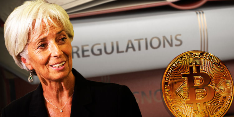 Christine Lagarde junto a moneda de Bitcoin con libros de regulaciones en el fondo. Composición por CriptoNoticias. ESchweitzer / elements.envato.com; Britannica / britannica.com; maxxyustas / elements.envato.com.