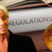 Christine Lagarde junto a moneda de Bitcoin con libros de regulaciones en el fondo. Composición por CriptoNoticias. ESchweitzer / elements.envato.com; Britannica / britannica.com; maxxyustas / elements.envato.com.