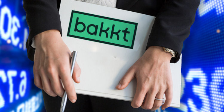 Mujer sostiene carpeta con logo de Bakkt y pantallas de mercados en el fondo. Composición por CriptoNoticias. astrakanimages / elements.envato.com; Bakkt / twitter.com; leungchopan / elements.envato.com.