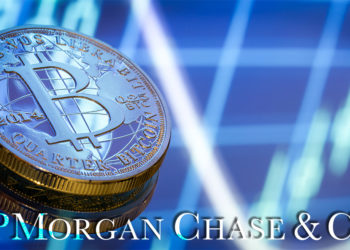 Logo de JP Morgan Chase frente a moneda de bitcoin sobre superficie con gráfico reflejado. Composición por CriptoNoticias. JP Morgan Chase / jpmorganchase.com; pvproductions / freepik.com.