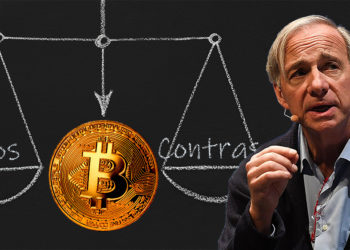 Ray Dalio junto a moneda de bitcoin apoyada en pizarra con balanza dibujada. Composición por CriptoNoticias. Prostock-studio / elements.envato.com; Web Summit / wikipedia.org; LightFieldStudios / elements.envato.com.