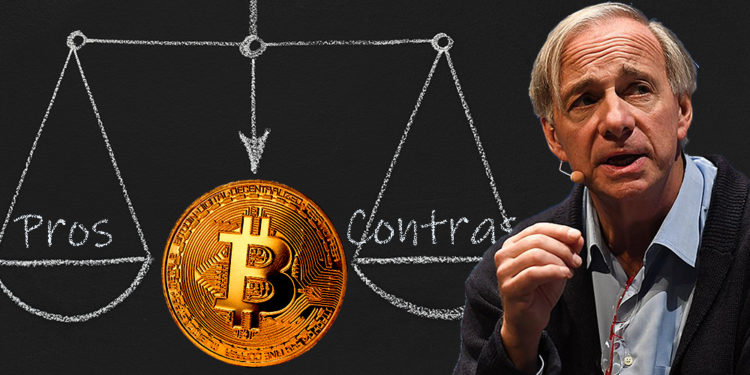 Ray Dalio junto a moneda de bitcoin apoyada en pizarra con balanza dibujada. Composición por CriptoNoticias. Prostock-studio / elements.envato.com; Web Summit / wikipedia.org; LightFieldStudios / elements.envato.com.
