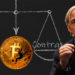 Ray Dalio junto a moneda de bitcoin apoyada en pizarra con balanza dibujada. Composición por CriptoNoticias. Prostock-studio / elements.envato.com; Web Summit / wikipedia.org; LightFieldStudios / elements.envato.com.