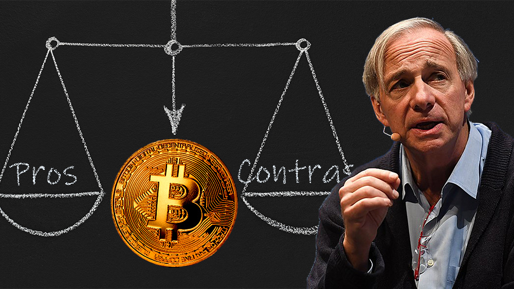 Ray Dalio junto a moneda de bitcoin apoyada en pizarra con balanza dibujada. Composición por CriptoNoticias. Prostock-studio / elements.envato.com; Web Summit / wikipedia.org; LightFieldStudios / elements.envato.com.