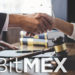 Logo de BitMEX frente a personas estrechando manos en escritorio legal. Composición por CriptoNoticias. BitMEX / wikipedia.org; twenty20photos / elements.envato.com.