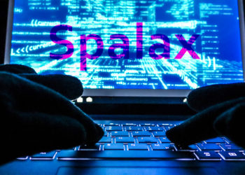 Hacker en computadora con palabra "Spalax" en pantalla con bandera de Colombia en el fondo, Composición por CriptoNoticias. twenty20photos / elements.envato.com; twenty20photos / elements.envato.com.