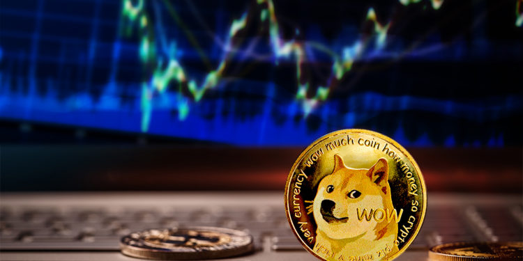 Moneda de Dogecoin sobre computadora con gráfico alcista en el fondo. Composición por CriptoNoticias. jirkaejc / elements.envato.com; grafvision / elements.envato.com; leungchopan / elements.envato.com.
