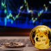 Moneda de Dogecoin sobre computadora con gráfico alcista en el fondo. Composición por CriptoNoticias. jirkaejc / elements.envato.com; grafvision / elements.envato.com; leungchopan / elements.envato.com.