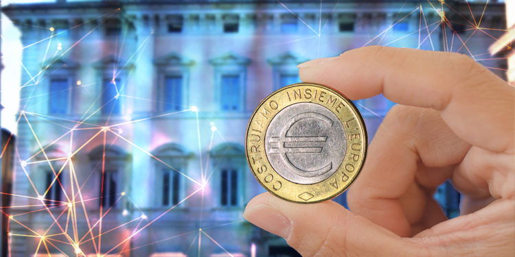Hombre sostiene moneda de euro con sede de la Asociación Bancaria de Italia y red digital superpuesta. Composición por CriptoNoticias. starline / freepik.com; michelangeloop / elements.envato.com; Lalupa / wikipedia.org; leungchopan / elements.envato.com