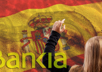 Logo de Bankia junto a mujer con mano levantada  con bandera de España y blockchain superpuestas sobre arena. Composición por CriptoNoticias. monkeybusiness / elements.envato.com; Wirestock / freepik.com; iLexx / elements.envato.com; 
Bankia / bankia.es; leungchopan / elements.envato.com