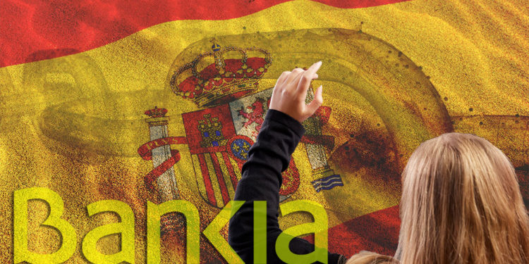 Logo de Bankia junto a mujer con mano levantada  con bandera de España y blockchain superpuestas sobre arena. Composición por CriptoNoticias. monkeybusiness / elements.envato.com; Wirestock / freepik.com; iLexx / elements.envato.com; 
Bankia / bankia.es; leungchopan / elements.envato.com