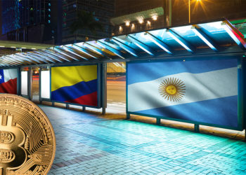 Moneda de Bitcoin frente a vallas publicitarias con banderas de Argentina, Colombia, Chile y México. Composición por CriptoNoticias. wirestock / freepik.com; wirestcok / freepik.com; LightFieldStudios / elements.envato.com; wirestock / freepik.com; leungchopan / elements.envato.com;slon.pics / freepik.com.