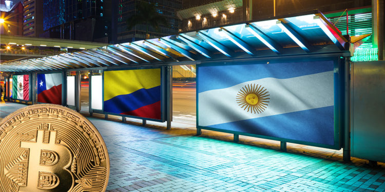 Moneda de Bitcoin frente a vallas publicitarias con banderas de Argentina, Colombia, Chile y México. Composición por CriptoNoticias. wirestock / freepik.com; wirestcok / freepik.com; LightFieldStudios / elements.envato.com; wirestock / freepik.com; leungchopan / elements.envato.com;slon.pics / freepik.com.