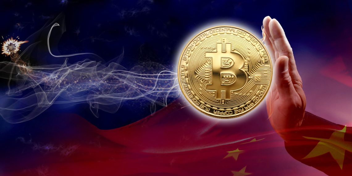 Mano detiene moneda de Bitcoin con bandera de China en el fondo. Composición por CriptoNoticias. cffiv / klipartz.com; Bru-nO / pizabay.com; tziwg / klipartz.com.