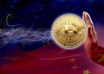 Mano detiene moneda de Bitcoin con bandera de China en el fondo. Composición por CriptoNoticias. cffiv / klipartz.com; Bru-nO / pizabay.com; tziwg / klipartz.com.