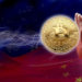 Mano detiene moneda de Bitcoin con bandera de China en el fondo. Composición por CriptoNoticias. cffiv / klipartz.com; Bru-nO / pizabay.com; tziwg / klipartz.com.