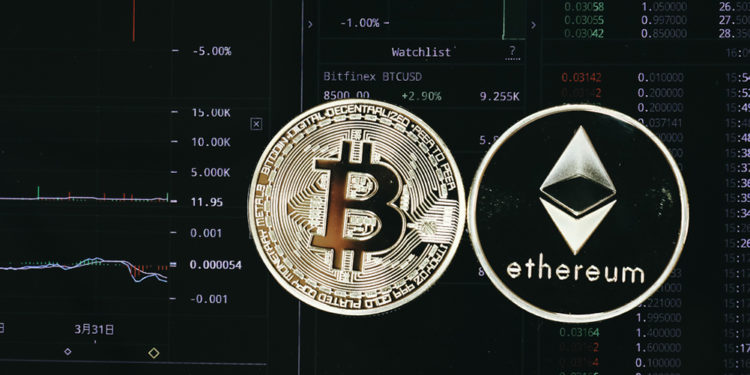 Monedas de Bitcoin y Ethereum sobre pantalla con información de mercado. Fuente: Doughnutew / pxhere.com