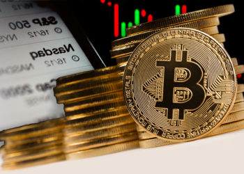 Monedas de Bitcoin frente a gráfico bajista junto a índices bursátiles. Composición por CriptoNoticias. macondoso / elements.envato.com; jcomp / freepik.com; duallogic / elements.envato.com.
