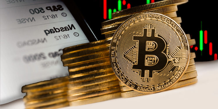 Monedas de Bitcoin frente a gráfico bajista junto a índices bursátiles. Composición por CriptoNoticias. macondoso / elements.envato.com; jcomp / freepik.com; duallogic / elements.envato.com.