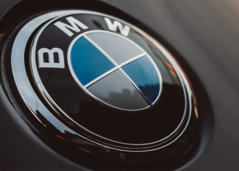 Placa de BMW sobre superficie oscura. Fuente: Luis Quintero / pexels.com.