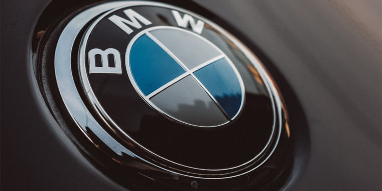 Placa de BMW sobre superficie oscura. Fuente: Luis Quintero / pexels.com.