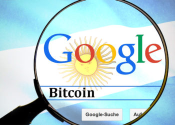 Buscar palabra Bitcoin en google con lupa y bandera de Argentina superpuesta. Composición por CriptoNoticias. Hebi B. / Pixabay.com; wirestock / freepik.com