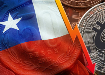 Bandera de Chile sobre monedas de peso junto a flecha descendiente y monedas de bitcoin. Composición por CriptoNoticias. LightFieldStudios / elements.envato.com; Maciejbledowski / elements.envato.com; wirestock / freepik.com; twenty20photos / elements.envato.com.