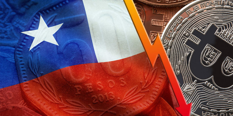 Bandera de Chile sobre monedas de peso junto a flecha descendiente y monedas de bitcoin. Composición por CriptoNoticias. LightFieldStudios / elements.envato.com; Maciejbledowski / elements.envato.com; wirestock / freepik.com; twenty20photos / elements.envato.com.