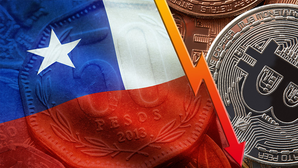 Bandera de Chile sobre monedas de peso junto a flecha descendiente y monedas de bitcoin. Composición por CriptoNoticias. LightFieldStudios / elements.envato.com; Maciejbledowski / elements.envato.com; wirestock / freepik.com; twenty20photos / elements.envato.com.