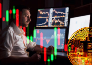 Moneda de bitcoin con gráfico bajista frente a trader operando en mercado. Composición por CriptoNoticias. mstandret / elements.envato.com; jcomp / freepik.com; ESchweitzer / elements.envato.com.