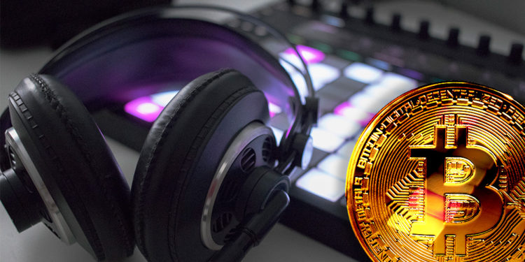 Moneda de Bitcoin con audífonos y sintetizador digital en el fondo. Composición por CriptoNoticias. ESchweitzer / elements.envato.com; twenty20photos / elements.envato.com