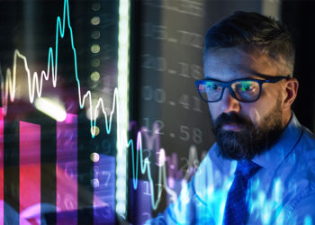 Hombre de negocios frente a pantalla con crisis financiera. Fuente: halfpoint / elements.envato.com