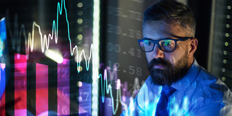 Hombre de negocios frente a pantalla con crisis financiera. Fuente: halfpoint / elements.envato.com