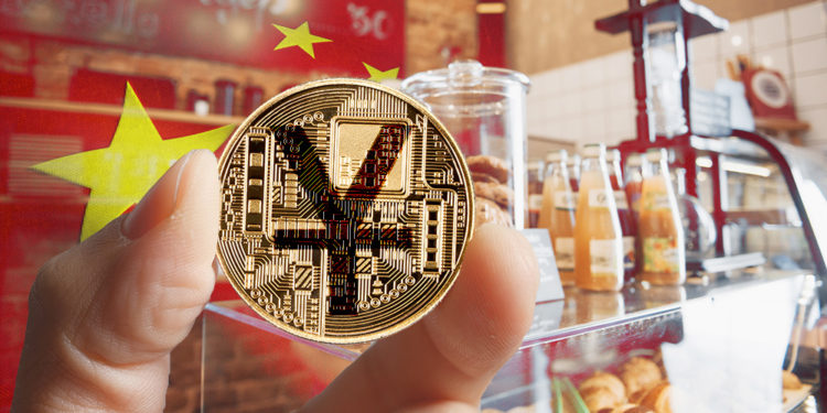 Hombre sostiene moneda de yuan digital frente a cafetería con bandera de China superpuesta. Composición por CriptoNoticias. johan10 / elements.envato.com; wirestock / freepik.com; leungchopan / elements.envato.com; rawpixel.com / freepik.com; mstandret / elements.envato.com.