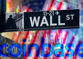 Logo de Coinbase en frente de Letrero de Wall Street con gráfico de mercado y bandera de Estados Unidos en el fondo. Composición por CriptoNoticias. Coinbase / coinbase.com; jcomp / freepik.com; dibrova / elements.envato.com.