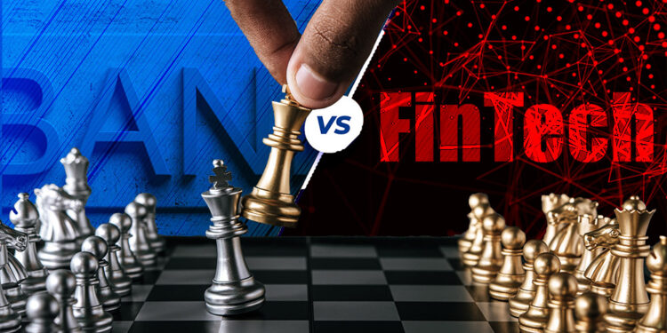 Lucha en tablero de ajedrez con letrero de banco contra fintech en fondo digital. Composición por CriptoNoticias. starline/freepik.com; starline/freepik.com;  rawf8/elements.envato.com; jcomp/freepik.com.