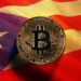Moneda de Bitcoin sobre mesa con bandera de Puerto Rico superpuesta. Composición por CriptoNoticias. elements.envato.com; wirestock / freepik.com