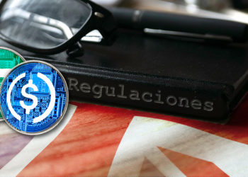 Stablecoin frente a libro de regulaciones sobre mesa con bandera de Reino Unido. Composición por CriptoNoticias. Circle / coingeko.com; Tether / bitcoinwiki.org; johan10 / elements.envato.com; wirestock / freepik.com; twenty20photos / elements.envato.com.