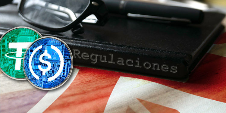 Stablecoin frente a libro de regulaciones sobre mesa con bandera de Reino Unido. Composición por CriptoNoticias. Circle / coingeko.com; Tether / bitcoinwiki.org; johan10 / elements.envato.com; wirestock / freepik.com; twenty20photos / elements.envato.com.